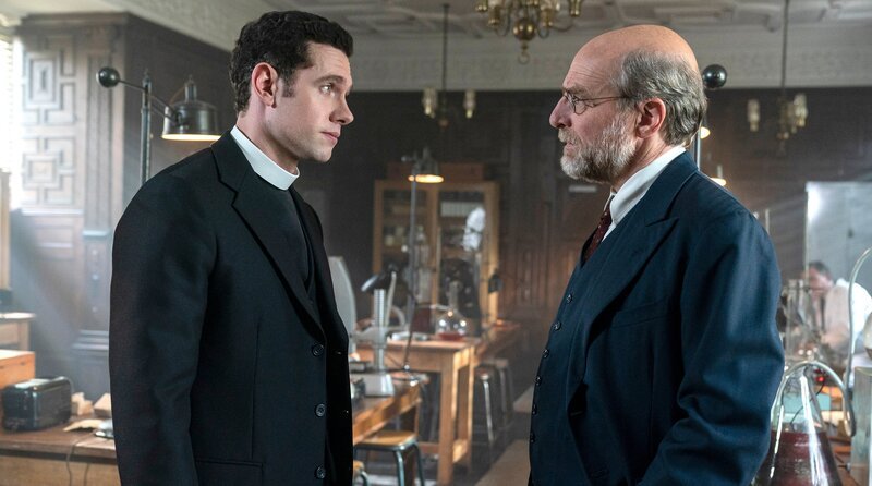 Will Davenport (l., Tom Brittney) und Martin Adler (r., Simon Kunz). – Bild: WDR/​Colin Hutton/​Kudos/​ITV/​Masterpiece