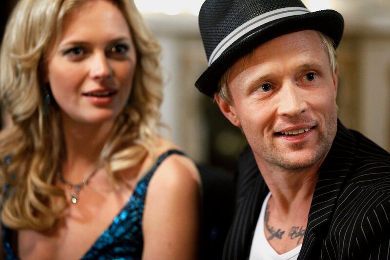Michelle Carlsson (Josephine Bornebusch) feiert mit einem Mitglied des Drehteams. – Bild: MDR/​ARD Degeto/​Yellow Bird/​Mia Carlsson