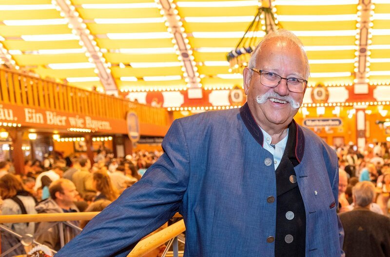 Wiggerl Hagn im Löwenbräuzelt. – Bild: BR/​Markus Konvalin