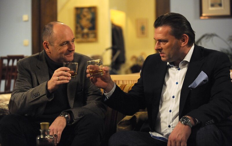 Hubert gibt sich als Profi bei der Whisky-Verkostung. Von links: Hubert Kirchleitner (Bernhard Ulrich) und Frank Brettschneider (Fritz Scheuermann). – Bild: BR/​Marco Orlando Pichler