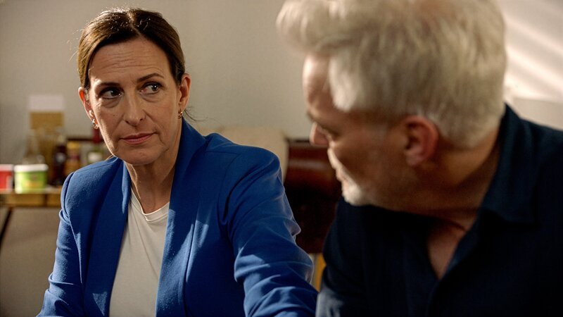 Katrin (Ulrike Frank) erfährt ein düsteres Geheimnis. Rechts Richard Kaltenbach (Stephan Schill) – Bild: RTL /​ (K)Ein Abschied