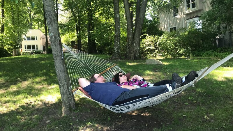 Morgan and Dean in a hammock. – Bild: Discovery Communications, LLC