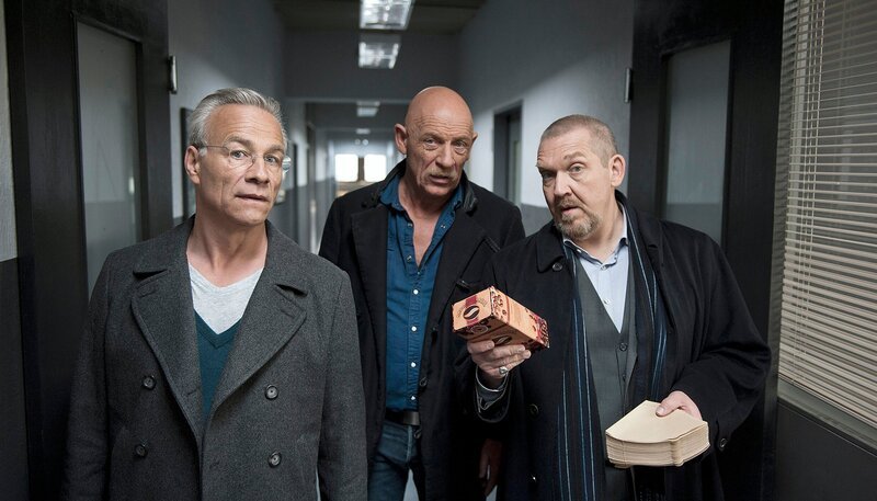 Max Ballauf (Klaus J. Behrendt, l.) und Freddy Schenk (Dietmar Bär, r.) mit Rechtsmediziner Dr. Joseph Roth (Joe Bausch, M.). – Bild: HR/​WDR/​Colonia Media GmbH/​Martin Valentin Menke
