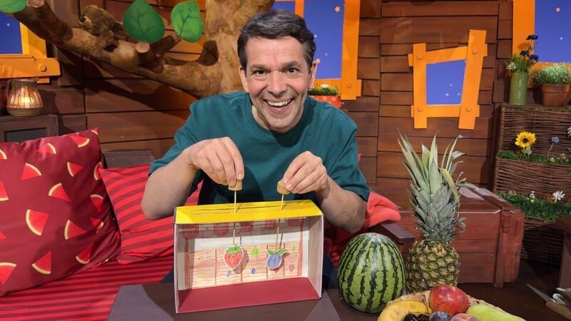 Juri zeigt, wie aus dem Obstkranz ein Obst-Theater wird. – Bild: KiKA