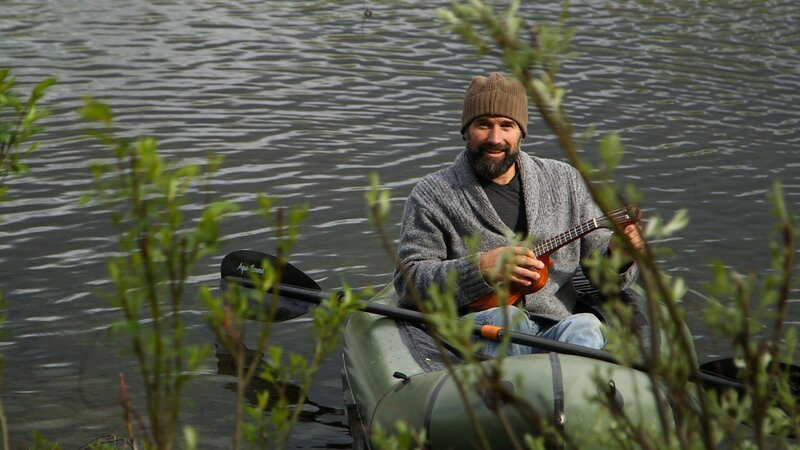 Matt enjoying some music on the river for his birthday in Norway. – Bild: Discovery Channel (ROMA)