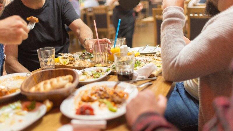 Group of Arab people in restaurant enjoying Middle Eastern Iftar food. Selective focus – Bild: Cineberg /​ Getty Images/​iStockphoto /​ iStockphoto /​ Yehuda Swed