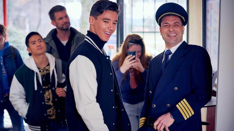 Auf dem Berufsinformationstag in der Schule informiert sich Andres beim Pilotenstand. Doch er wird von Tobi (San Diego Pooth, 3.v.r.) und dessen Vater (Kai Schumann, r.), der Pilot ist, nicht ernst genommen. David (Simon Böer), Kiko (Jan Liem, l.) und Eileen stehen Andres bei. – Bild: RTL /​ Frank Dicks