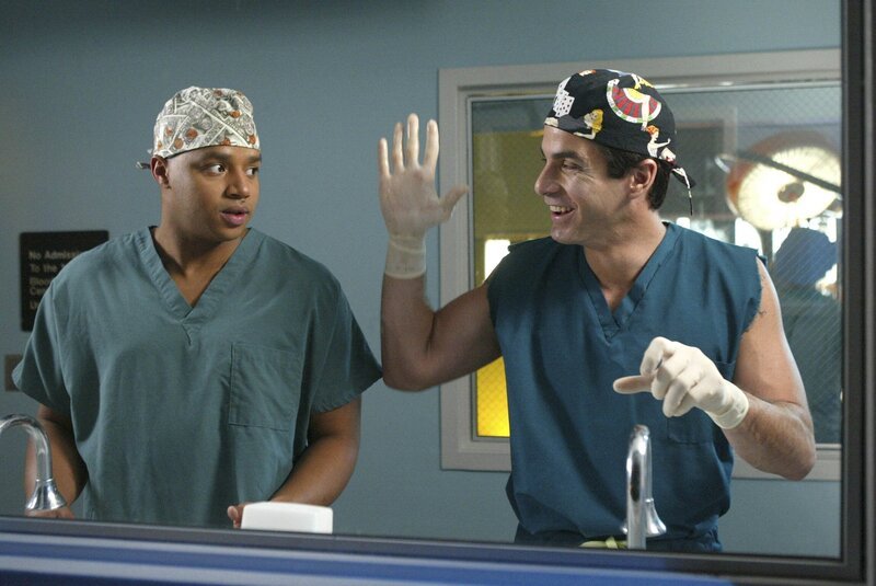 Turk (Donald Faison, l.) muss kurz vor seiner Hochzeit die Bekanntschaft mit Carlas Ex-Freund Dr. Ron Ramirez (Nestor Carbonell, r.) machen, was ihn gar nicht freut … – Bild: PLURIMEDIA (NBC Universal, Inc.)