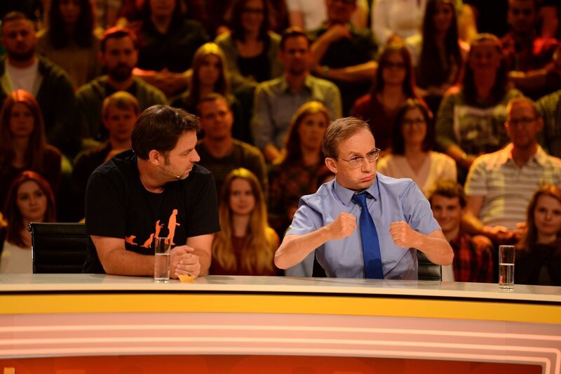 Seltsame Fragen brauchen seltsame und witzige Antworten – diese liefern Martin Rütter (l.) und Wigald Boning (r.) am laufenden Band bei „Genial daneben“ … – Bild: SAT.1 /​ Willi Weber