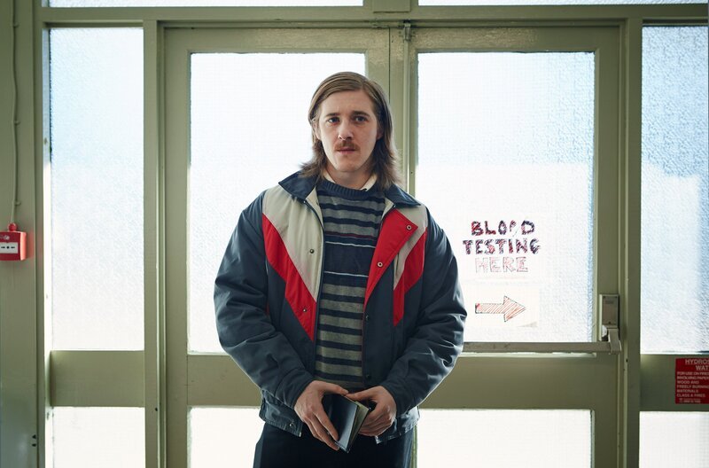 Ian Whenby (Adam Nagaitis) geht unter falscher Identität zum DNA-Test … – Bild: Robert Viglasky