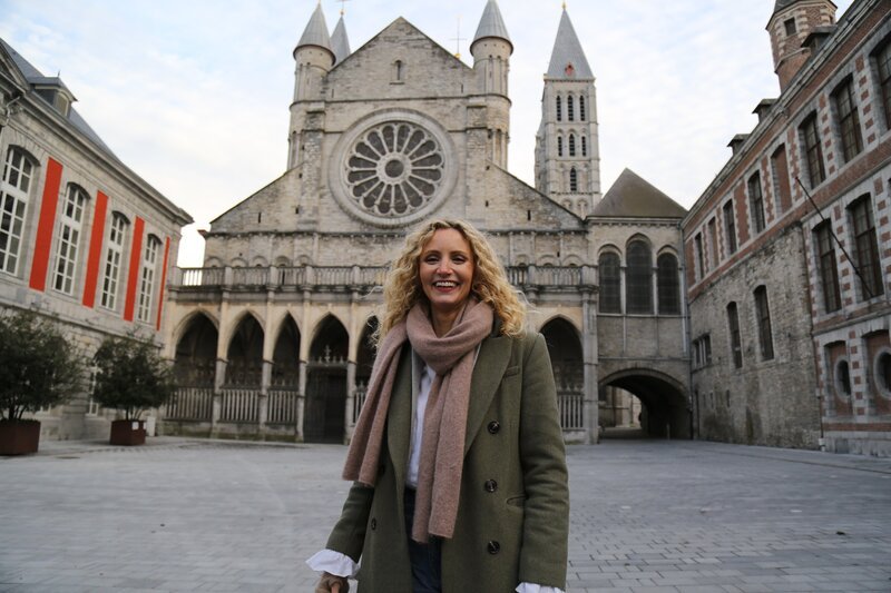 Professorin Suzannah Lipscomb steht vor der Kathedrale Notre-Dame in Tournai, Belgien. – Bild: Ashley Morris /​ Hit Networks Limited and Little Dot Studios