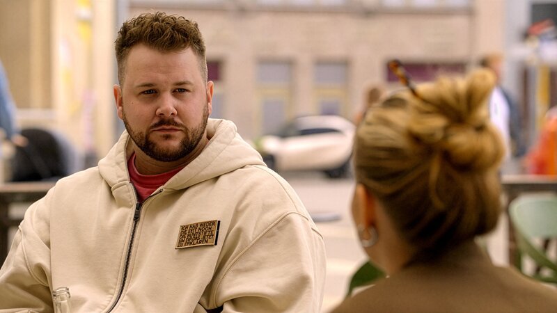 Jonas (Felix van Deventer) gesteht vor Johanna (Charlott Reschke) seine Eifersucht. – Bild: RTL /​ Hirngespinst