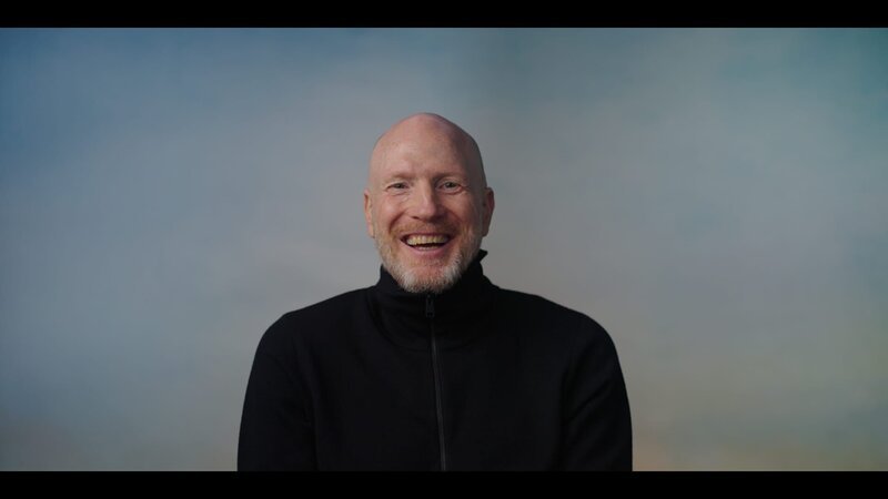 Matthias Sammer will sich mit der DDR für die WM 1990 qualifizieren. Wenige Tage vor dem entscheidenden Spiel fällt die Mauer – und stürzt die Spieler in eine unsichere Zukunft. – Bild: ZDF