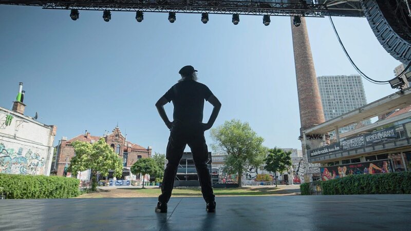  Robert Wolf von Chuzpe auf der Arena-Bühne. – Bild: ORF/​RAUM.FILM Filmproduktion/​Deniz Lindenberg