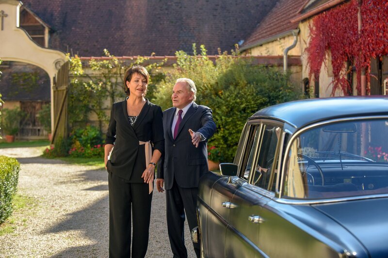 Wöller (Fritz Wepper) ist beeindruckt von Schwester Hannas (Janina Hartwig) Outfit. – Bild: ORF 2