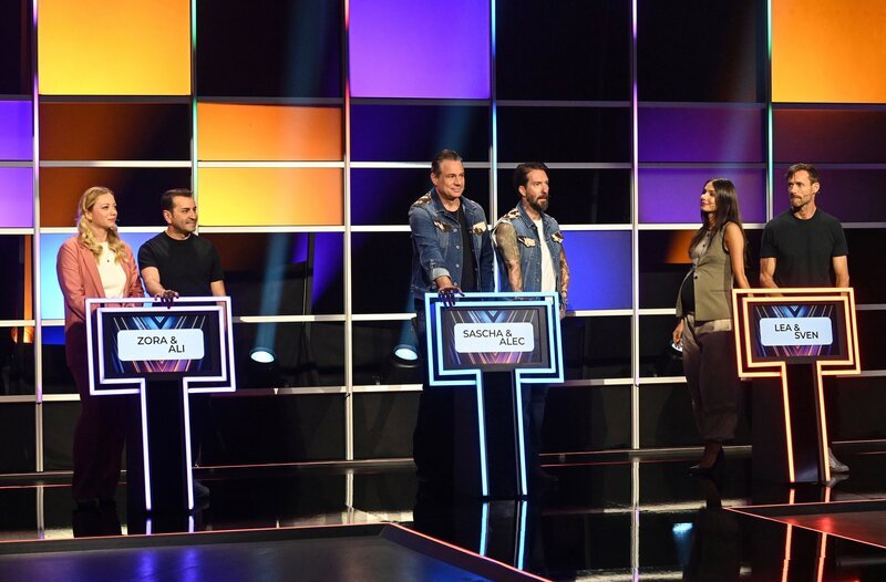 Die Teams (von links nach rechts): Zora Klipp und Ali Güngörmüs, Alec Völkel und Sascha Vollmer von The BossHoss, Lea Wagner und Sven Hannawald. – Bild: NDR/​BBC-Studios/​Uwe Ernst
