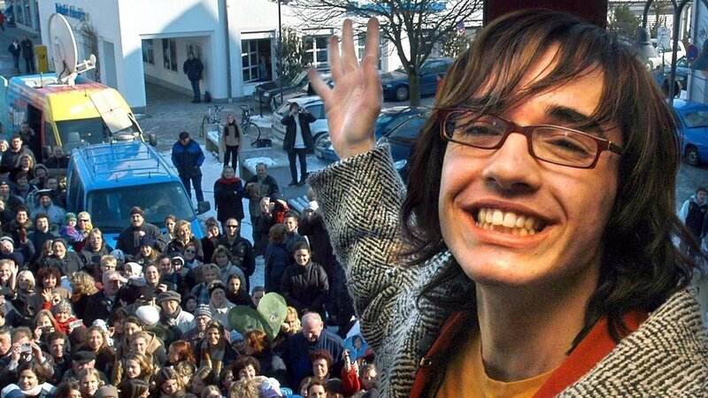Daniel Küblböck, Kandidat der RTL-Show „Deutschland sucht den Superstar“, winkt vom Fenster des Rathauses im niederbayerischen Eggenfelden seinen Fans zu (Archivfoto). – Bild: ZDF und BR/​Gebrüder Beetz Filmproduktion/​Armin Weigel