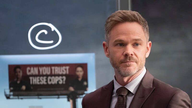 In der Stadt tauchen plötzlich provokative Werbetafeln mit den Gesichtern des LAPD-Teams auf. Ein Zusammenhang mit Harpers Bemühungen um interne Umstrukturierungen wird dabei ausgeschlossen. Im Bild: Wesley Evers (Shawn Ashmore) – Bild: ZDF