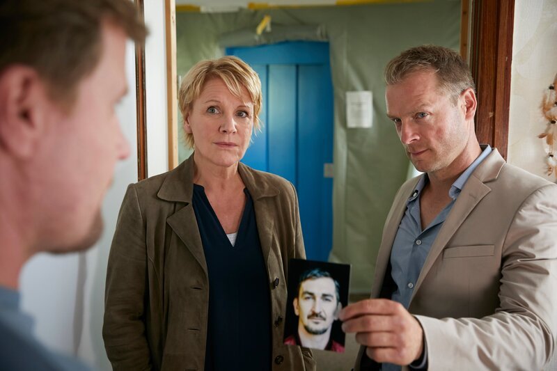 Oliver Semper (Peter Moltzen, l.) behauptet, letzte Nacht zu Hause gewesen zu sein, doch Jürgen Simmel (Hinnerk Schönemann, r.) und Marie Brand (Mariele Millowitsch) glauben ihm nicht. – Bild: ZDF/​Guido Engels