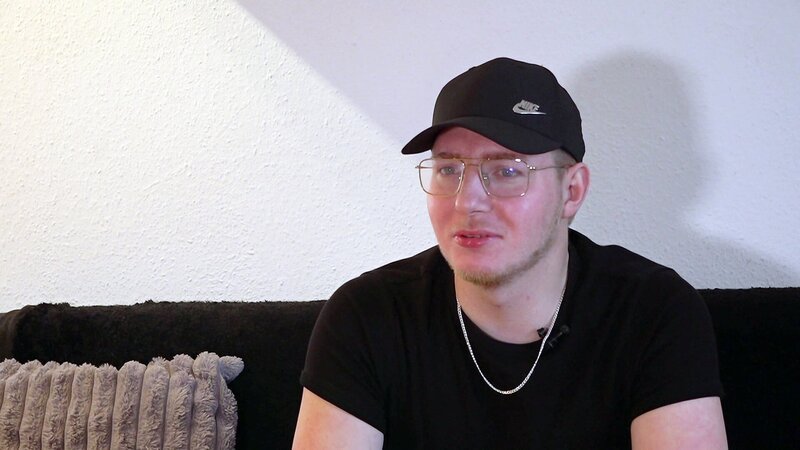 Jonas ist Vater geworden! Eigentlich würde er am liebsten jede freie Minute mit seiner kleinen Familie verbringen, doch zwischen ihm und Töchterchen Hailey liegen über 300 Kilometer. Das soll sich aber schon bald ändern. – Bild: RTLZWEI
