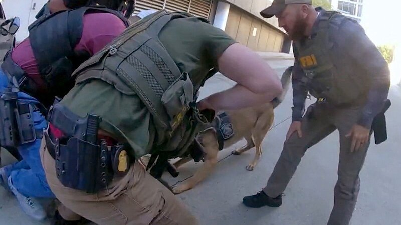 FBI-Agenten und ein Polizeihund – Bild: uklib /​ A+E Networks /​ Crime + Investigation