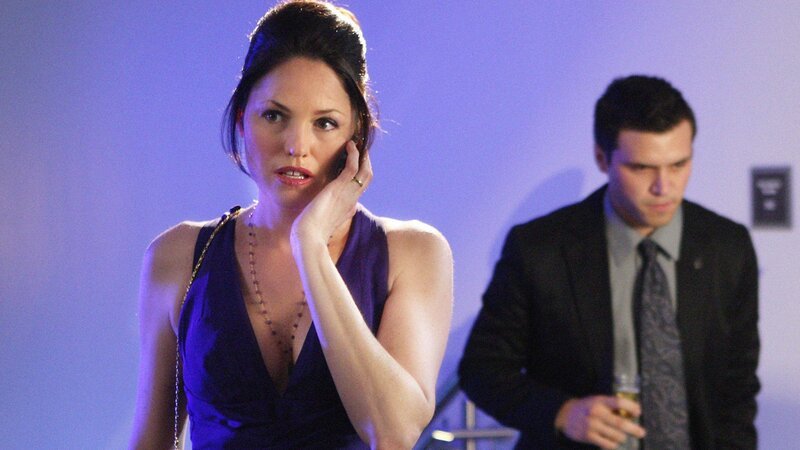Sara (Jorja Fox) versucht telefonisch Grissom zu erreichen, doch ihre Verbindung ist zu schlecht. (re. Darst. unbekannt) – Bild: RTL
