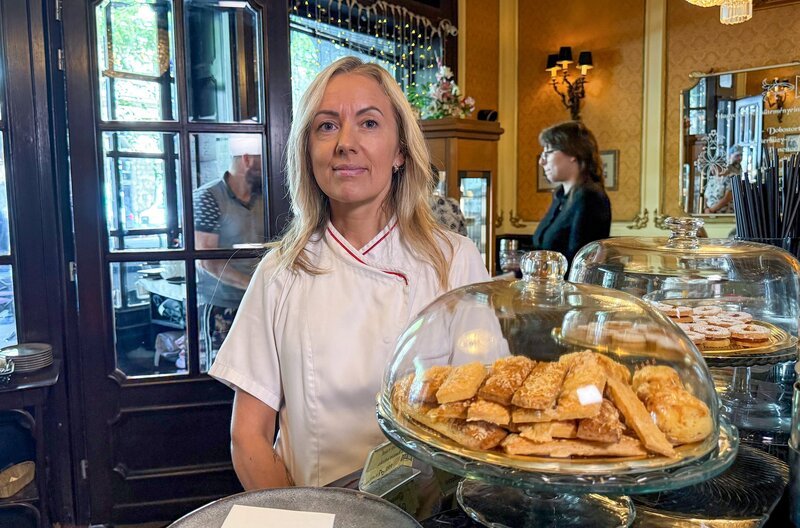 Konditorin Ilona Török ist stolz, im Künstlercafé an der berühmten Andrássy út zu arbeiten. – Bild: Graef Screen Productions