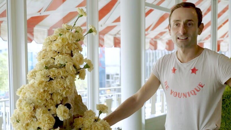 Jean-Christian Pullin vor der Installation „Desert Rose“ im Café Kranzler in Berlin. – Bild: 3sat