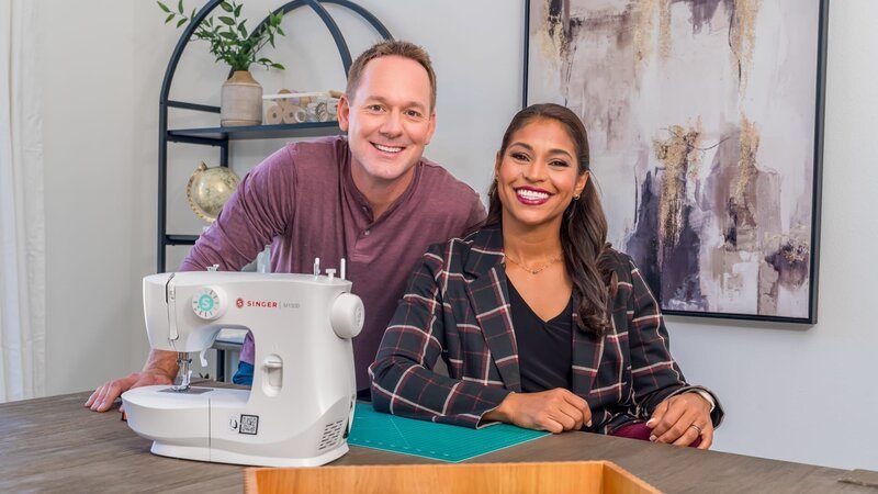Brian and Mika Kleinschmidt pose in the Elser’s new craft room, as seen on 100 Day Dream Home, Season 6. – Bild: Warner Bros. Discovery