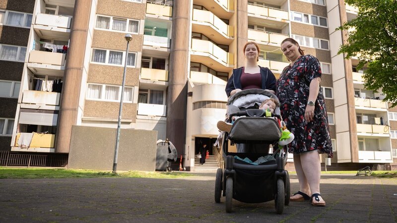 Zwischen den Blocks: Samantha mit ihren beiden Kindern vor ihrem Zuhause. – Bild: ZDF