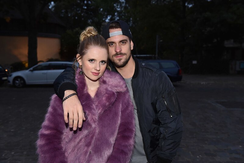 Können Rocko (Marc Barthel, r.) und Anja (Franziska Breite, l.) durch den Geldsegen wirklich glücklich werden? – Bild: SAT.1 /​ André Kowalski