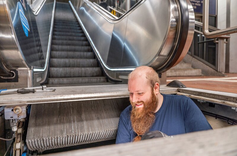 Servicetechniker Nico Schmidt steigt in den verborgenen Teil der Rolltreppe, um sie zu prüfen und gegebenenfalls zu reparieren. – Bild: NDR/Lars Tolis/Bilderbuch Productions GmbH Servicetechniker Nico Schmidt steigt in den verborgenen Teil der Rolltreppe, um sie zu prüfen und gegebenenfalls zu reparieren. – Bild: NDR/Lars Tolis/Bilderbuch Productions GmbH