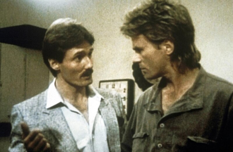 MacGyver (Richard Dean Anderson, r.) und Thornton sind dem international gesuchten Killer Piedro (Anthony DeLongis, l.) auf der Spur. – Bild: Paramount Pictures
