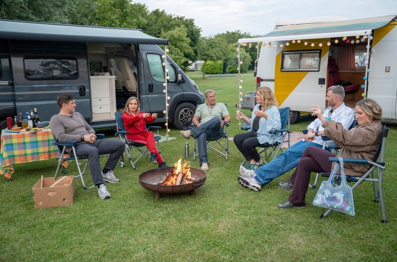 Beim gemeinsamen Lagerfeuer wird an diesem Abend Scharade gespielt. Evelyn Weigert, Jochen Schropp, Bettina Tietjen, Sven Martinek, Regina Halmich und Matthias Steiner (v. r. n. l.). – Bild: NDR/​beckground tv/​Jonny Müller-Goldenstedt