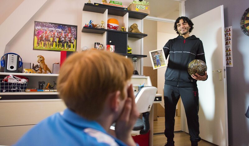 In seinen Tagträumen erscheint Dylan (Maik Cillekens, links) immer wieder der bekannte Freestyle-Fußballer Soufiane Touzani (hinten), sein großes Vorbild, und motiviert ihn, nicht aufzugeben. – Bild: MDR/MDB/ostlicht filmproduktion GmbH In seinen Tagträumen erscheint Dylan (Maik Cillekens, links) immer wieder der bekannte Freestyle-Fußballer Soufiane Touzani (hinten), sein großes Vorbild, und motiviert ihn, nicht aufzugeben. – Bild: MDR/MDB/ostlicht filmproduktion GmbH