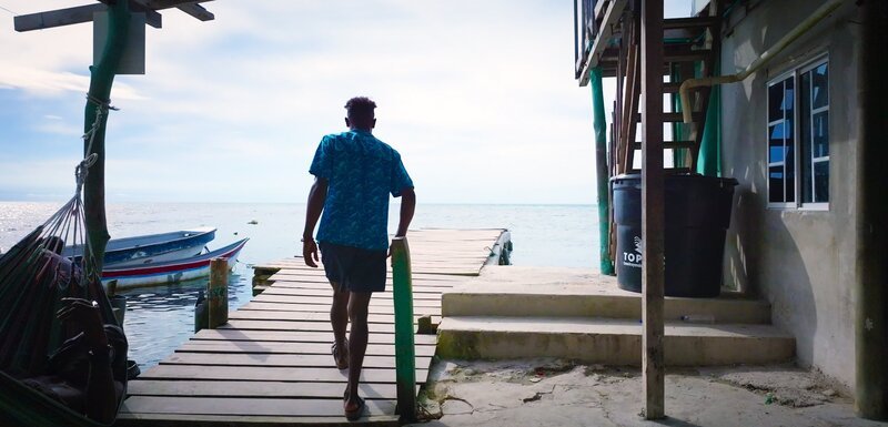 Adrian Jesus Hoz ist Community Leader auf Santa Cruz del Islote. Es liegt ihm im Blut, ein Mann für alle Fälle zu sein und damit seiner Insel beim Überleben zu helfen. – Bild: ZDF und Carlos Andres Guzman