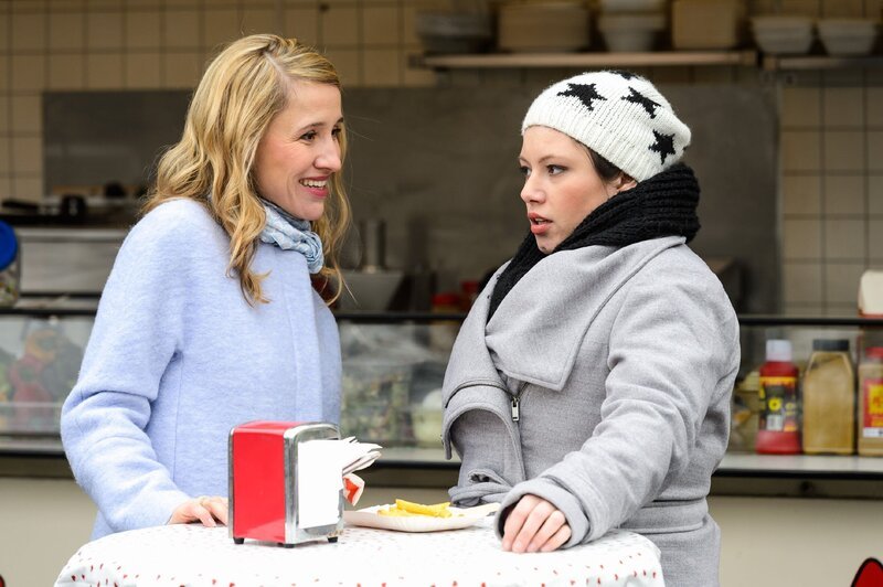 Vanessa (Julia Augustin, r.) ist geschockt, als sie von Sylvie (Solveig August) erfährt, dass Christoph und Sylvie planen, nach New York zu gehen. – Bild: RTL /​ Willi Weber