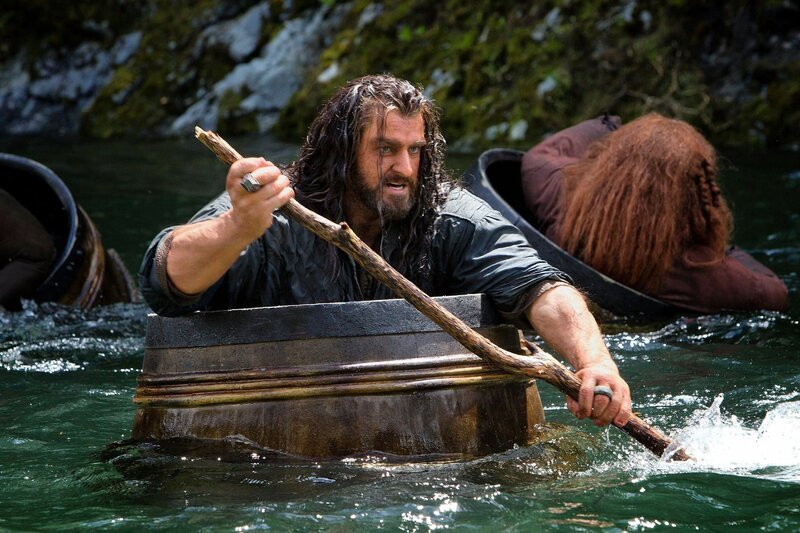 Thorin Eichenschild (Richard Armitage) und seine Zwerge entkommen nur knapp ihren Häschern. – Bild: RTL /​ METRO-GOLDWYN-MAYER PICTURES INC. and WARNER BROS. ENTERTAINMENT INC.