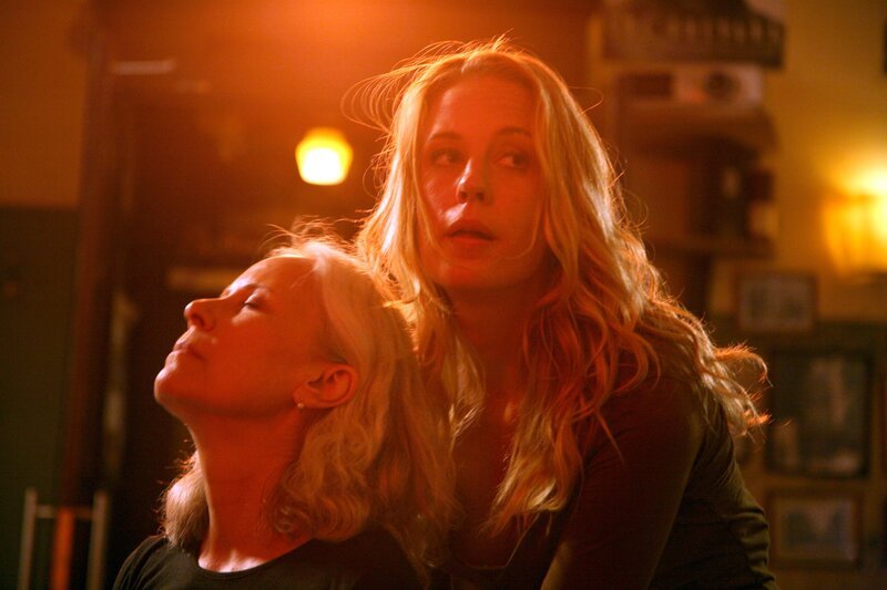 (v.li.): Michaela Rosen (Angelika Reifenberger), Lilian Klebow (Penny Lanz). – Bild: ORF/​Satel Film/​Stefan Haring