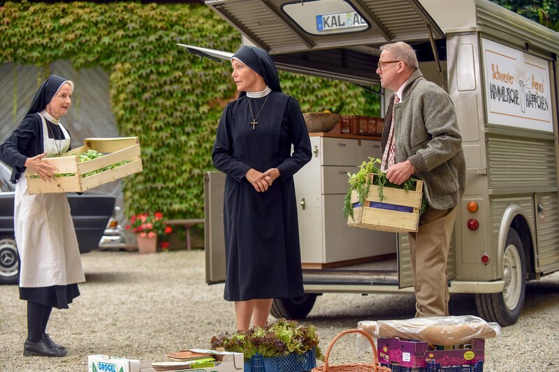 Der Food-Truck wird beladen. Schwester Hanna soll ein gutes Wort für Stolpe bei der Mutter Oberin einlegen (v.li.: Emanuela von Frankenberg, Janina Hartwig, Markus Hering). – Bild: ORF 2