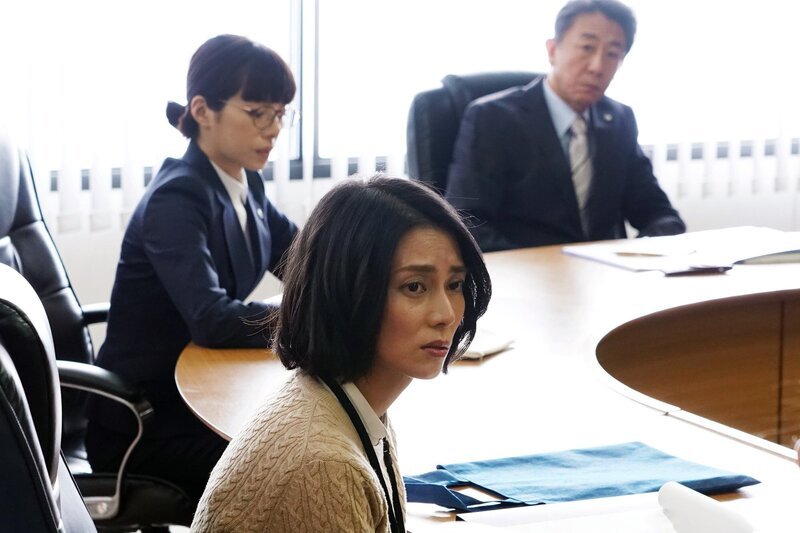 Risako (Ko Shibasaki, Mi.) kann der Argumentation der Mitgeschworenen und der Richterin (Yuki Sakurai, li.) nicht folgen. – Bild: Wowow