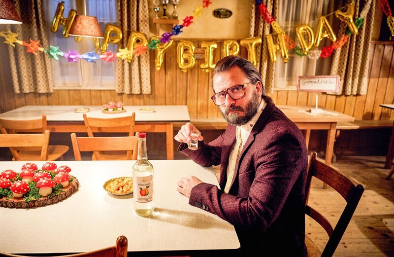 Happy Birthday, Flötzinger (Daniel Christensen)! Leider sind noch keine Gäste da. – Bild: Bernd Schuller /​ ORF /​ Constantin Film