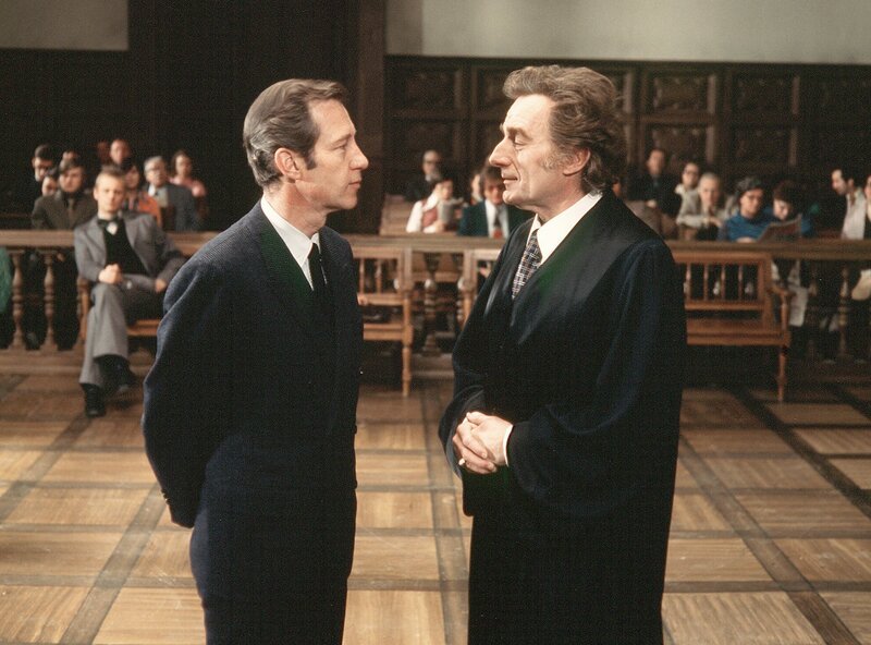 Star-Verteidiger Dr. Alexander (Romuald Pekney, r) vertritt die des Mordes angeklagte Evelyn Stürznickel vor Gericht. Kommissar Haferkamp (Hans-Jörg Felmy, l), ist wie Dr. Alexander, von der Unschuld der Angeklagten überzeugt. – Bild: WDR