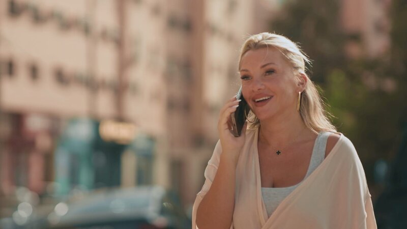 Evelyn am Handy – Bild: B 28 /​ Sky Deutschland AG und Sky Deutschland GmbH & Co. KG
