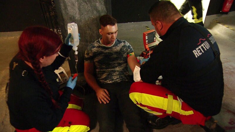 In einem verschlossenen Escape-Room kämpft ein Mann mit Herzproblemen um sein Leben. Für die Feuerwehrleute beginnt ein Wettlauf gegen die Zeit. Könnte es sein, dass jemand den Raum absichtlich abgesperrt hat? – Bild: RTLZWEI