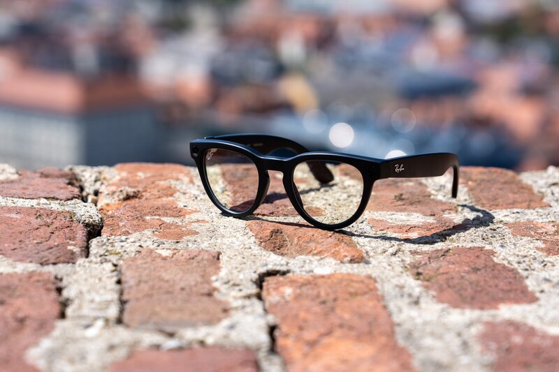 Technische Gadgets wie die KI-Brille sollen das Leben erleichtern, bergen aber auch einige Gefahren. Nicht zuletzt können Menschen unbemerkt gefilmt werden. – Bild: Neulandfilm /​ ORF /​ Stefan Vucsina