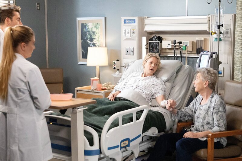 v.li.: Cora (Kristin Lehman), Sally (Sandy Martin) – Bild: Liliane Lathan /​ ORF /​ Disney/​ABC