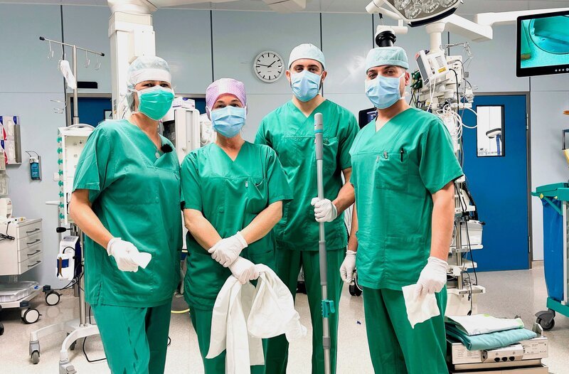 Die Hygiene-Helden: Das Reinigungsteam um Teamleiterin Rita Gretzler steht selten im Mittelpunkt – dabei tragen sie mit ihrer Arbeit eine sehr große Verantwortung. – Bild: NDR/Clipart Fromeyer/Fromeyer GbR Die Hygiene-Helden: Das Reinigungsteam um Teamleiterin Rita Gretzler steht selten im Mittelpunkt – dabei tragen sie mit ihrer Arbeit eine sehr große Verantwortung. – Bild: NDR/Clipart Fromeyer/Fromeyer GbR