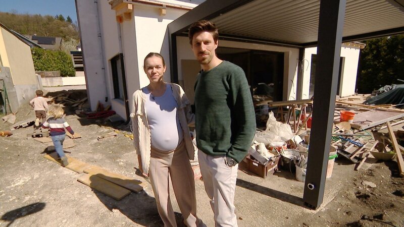 Familie Hahn baut in Niederösterreich ein Doppelhaus. Durch das Teilen von Haus und Baugrund mit einer anderen Familie sollen Kosten gespart werden. – Bild: ORF