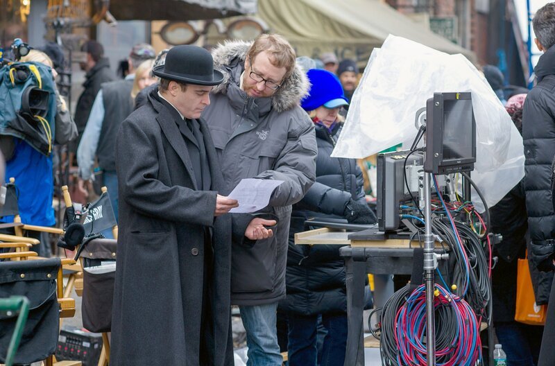 Joaquin Phoenix (vorne li.) und James Gray (vorne re.) am Set von „The Immigrant“ (2013) – einem historischen Drama, in dem Phoenix einen der Hauptdarsteller spielt – Bild: Anne Joyce/​Photo12